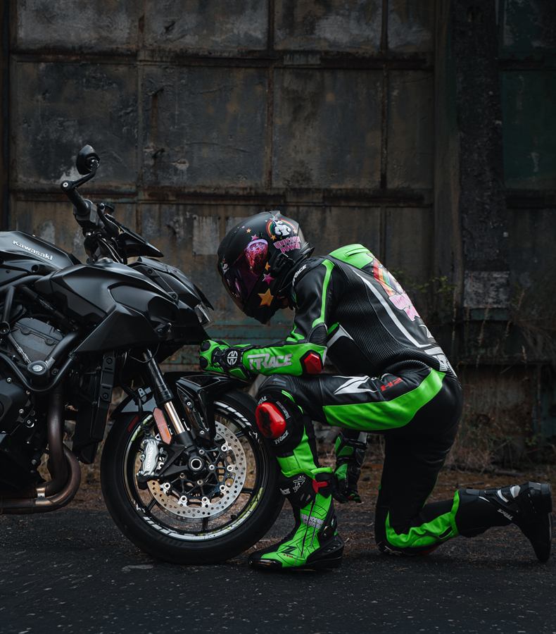 Motorkář opřený o Kawasaki