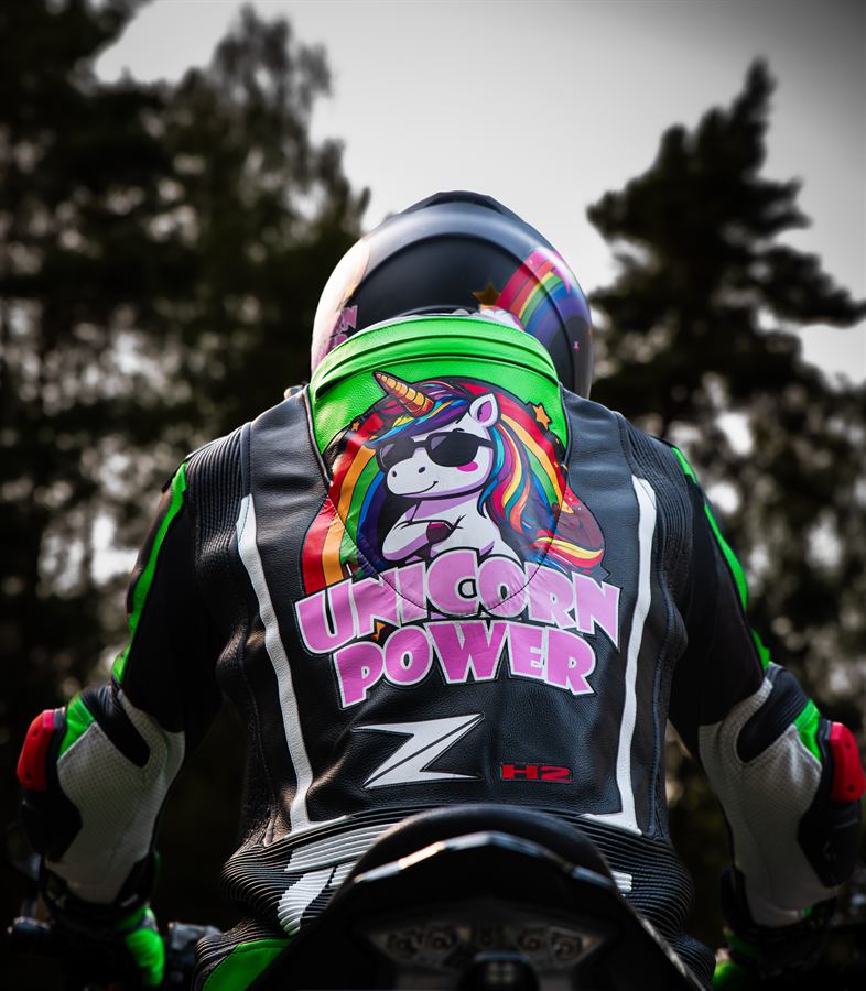 Motorkář v kombinéze Unicorn Power