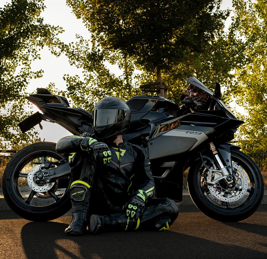 Motorkář sedící před Yamahou R9