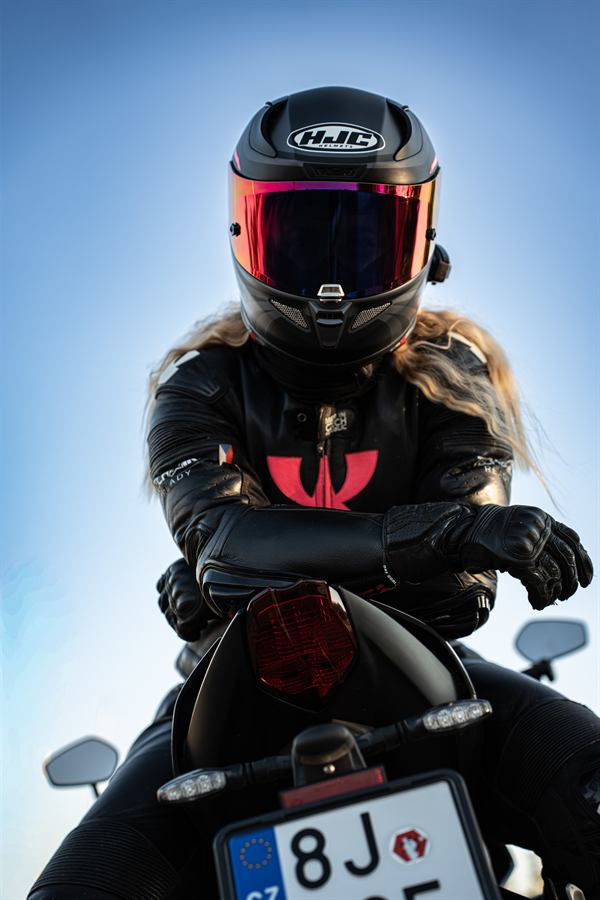 Motorkářka v helmě na motorce