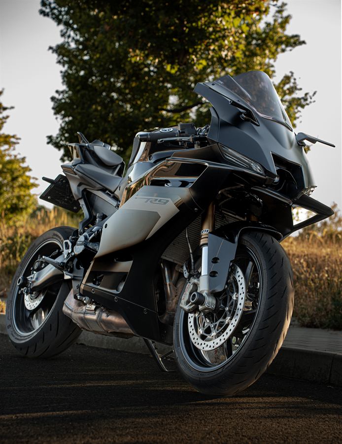 Yamaha R9 v podvečerním světle