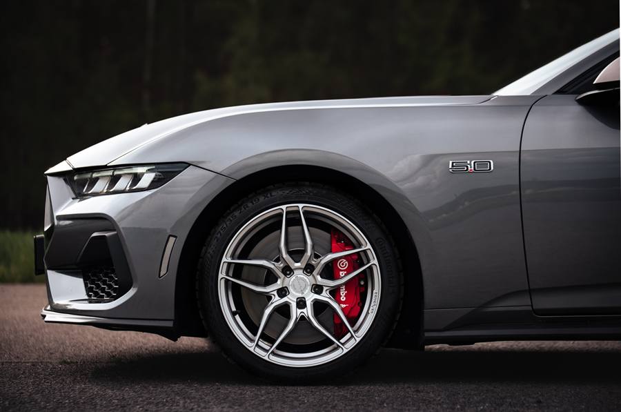 Ford Mustang GT boční strana