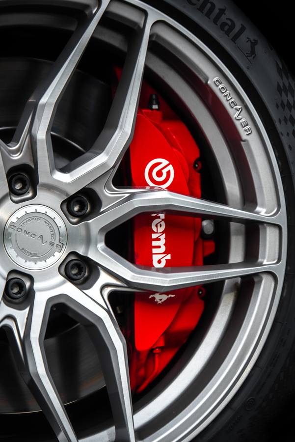 Detail kola Fordu Mustang GT s brzdou Brembo