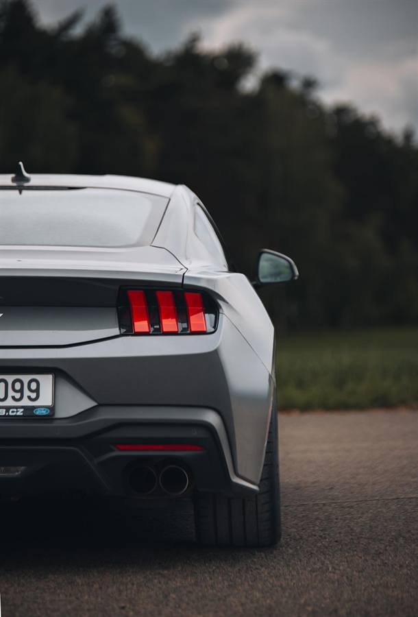 Zadní část Fordu Mustang GT na dráze v Plzni