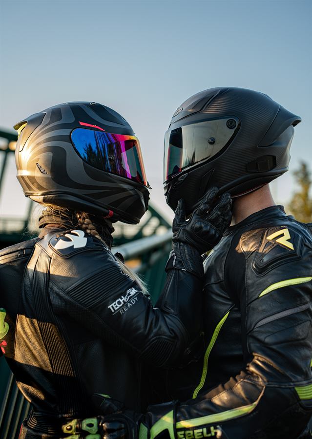 Pár v motorkářských helmách při objetí