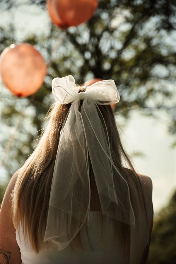 Nevěsta se závojem a balónky – barevná fotografie